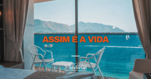 Vista de varanda para o mar e montanhas, simbolizando a vida como um presente a ser vivido agora